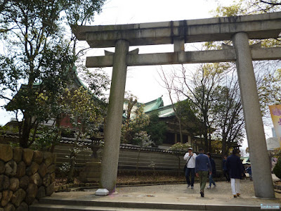 鳥居と本殿