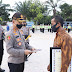 Kapolres Karimun Berikan Penghargaan Kepada Tengku Azhar Yang Telah Membantu Tugas Polisi