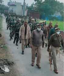 गाजीपुर : दिलदारनगर पुलिस व पैरामिलिट्री फोर्स ने क्षेत्र में किया रूटमार्च 