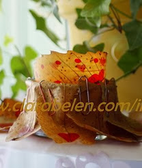 http://clarabelen.com/inspiraciones/649/manualidades-faciles-reciclar-un-bote-de-cristal-para-hacer-un-portavelas-con-hojas-secas/