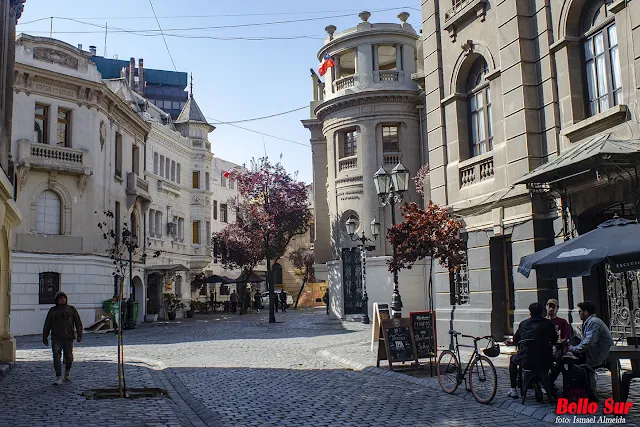 Los terrenos donde se construyo el barrio pertenecían a la congregación franciscana. A finales del siglo XIX, por dificultades económicas, tuvieron que ponerlos en venta donde los destacados arquitectos chilenos Ricardo Larraín Bravo y Alberto Cruz Montt, proyectaron su armoniosa estética, junto a la influencia europea de las casonas en las que predominan los estilos renacentista, neoclásico, barroco y neocolonial.