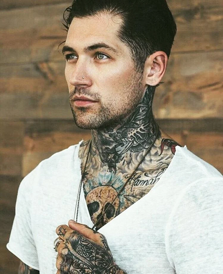 Imagen de un hombre con tatuajes en el cuello