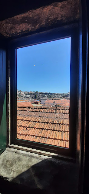 janela com vista para a ponte Luis I e para o rio Douro