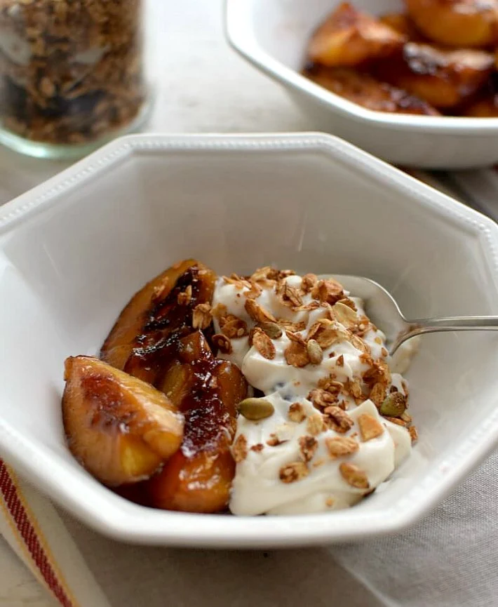 Nectarinas con yogurt y granola servidos en un bowl