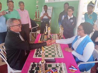 Wanda Farrel y Julio Samboy ejecutan movimiento de honor Torneo Escolar 