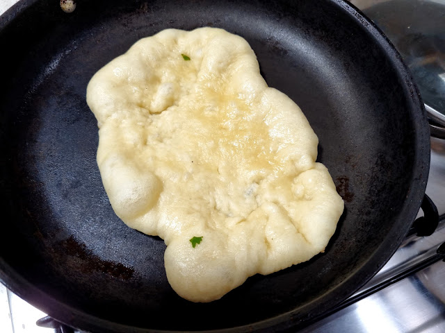 LA COCINERA NOVATA_NAAN PAN INDIO EN PANIFICADORA Y SARTEN RECETA COCINA INDIA PAN PLANO