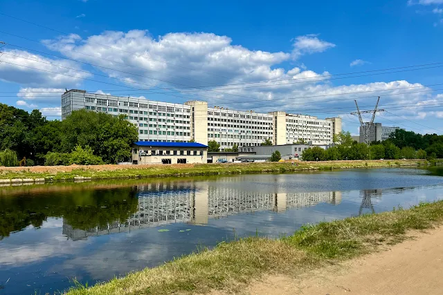Сходненский деривационный канал, Лодочная улица, бывший Тушинский машиностроительный завод / Научно-производственное объединение «Молния»