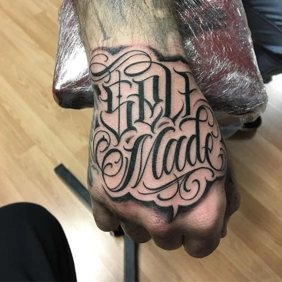 tatuagem masculina na mão e no braço masculino desenho