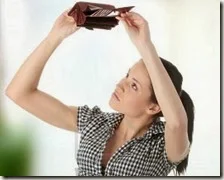 Donna con portafoglio vuoto