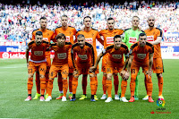 S. D. EIBAR - Eibar, Guipúzcoa, España - Temporada 2016-17 - Sergi Enrich, Florian Lejeune, Kike García, Escalante, Yoel y Ramis; David Juncá, Inui, Pedro León, Dani García y Arbilla - ATLÉTICO DE MADRID 1 (Saúl) S. D. EIBAR 0 - 06/05/2017 - Liga de 1ª División, jornada 36 - Madrid, estadio Vicente Calderón - En uno de los últimos partidos a disputarse en el Vicente Calderón, el Eibar plantó cara al Atleti y al final acabó embotellándole en su área, pero, aunque tuvo oportunidades, no consiguió empatar el partido. Fue expulsado el atlético Godín