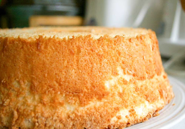 Bizcocho de ángel (angel food cake).