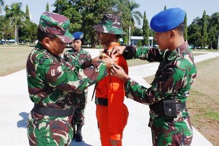 Pangkoopsau II Marsda TNI Agus Supriatna menyematkan tanda latihan kepada salah satu peserta latihan. (pen koopsau II) 