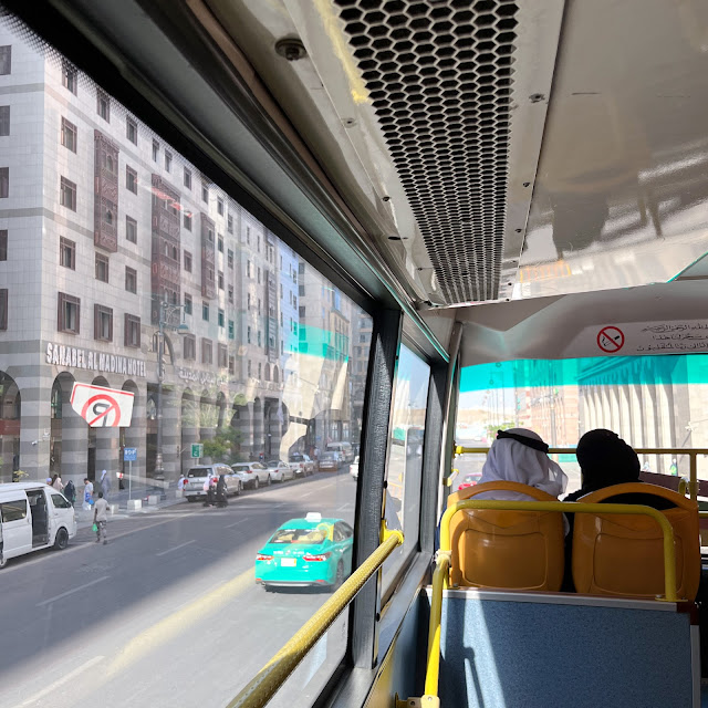 Bagian dalam hop-off hop-on bus dengan bangku-bangku kuning