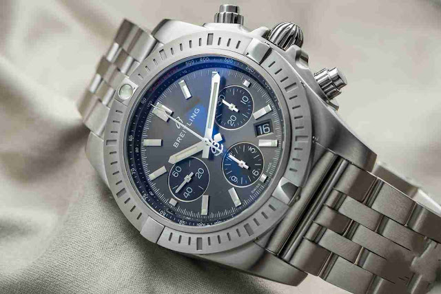 Réplique Montres Breitling Chronomat B01 Chronographe 44 cadran gris en acier inoxydable La Revue