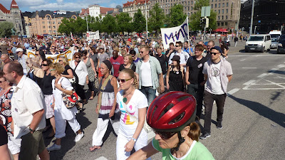 Ihmisiä marssimassa mielenosoituksessa Helsingin keskustassa.