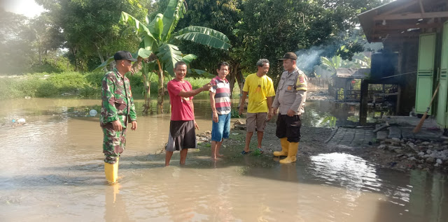 Bantu Evakuasi Warga Korban Banjir,Bhabinkamtibmas Polres Serang Terjun Langsung Kelokasi Banjir