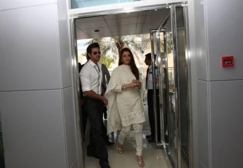 Aishwarya Rai Bachchan amp Hrithik Roshan at Gulf News Office in Dubia to Promote Guzaarish  Photos gallery