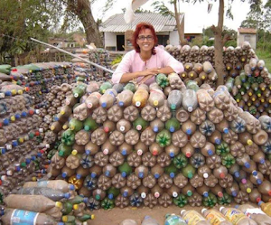 A mulher que ajudou a criar mais de 300 casas com garrafas recicladas e está indo em busca de mais