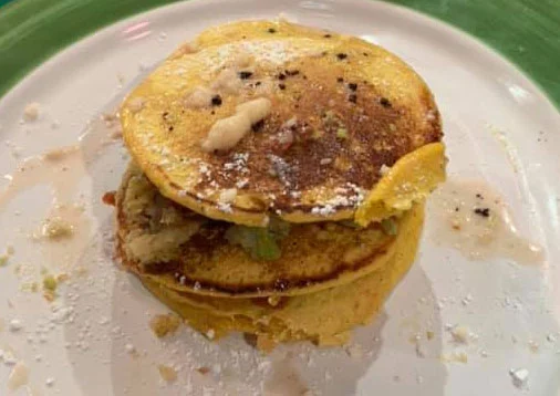 Pancakes di ceci con broccolo e caramello salato