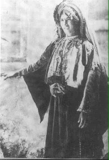 فتاة من مدينة بيت لحم تلبس ثوب منطقة بيت لحم عام ١٩٢٧