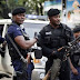Déployée dans les grandes artères de Kinshasa, la police parle d’un « contrôle » des véhicules pour détecter les criminels en période des festivités