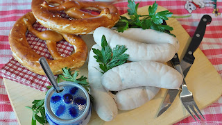 Jak przyrządzić Weißwurst (białą kiełbasę) w Niemczech