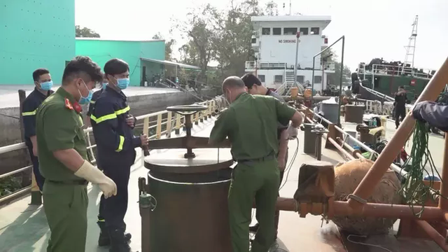 Đường dây buôn lậu 200 triệu <a href=