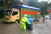 Aksi Satlantas Polres Parepare Bantu Warga Mendorong Motor Saat Jalan Tergenang Banjir