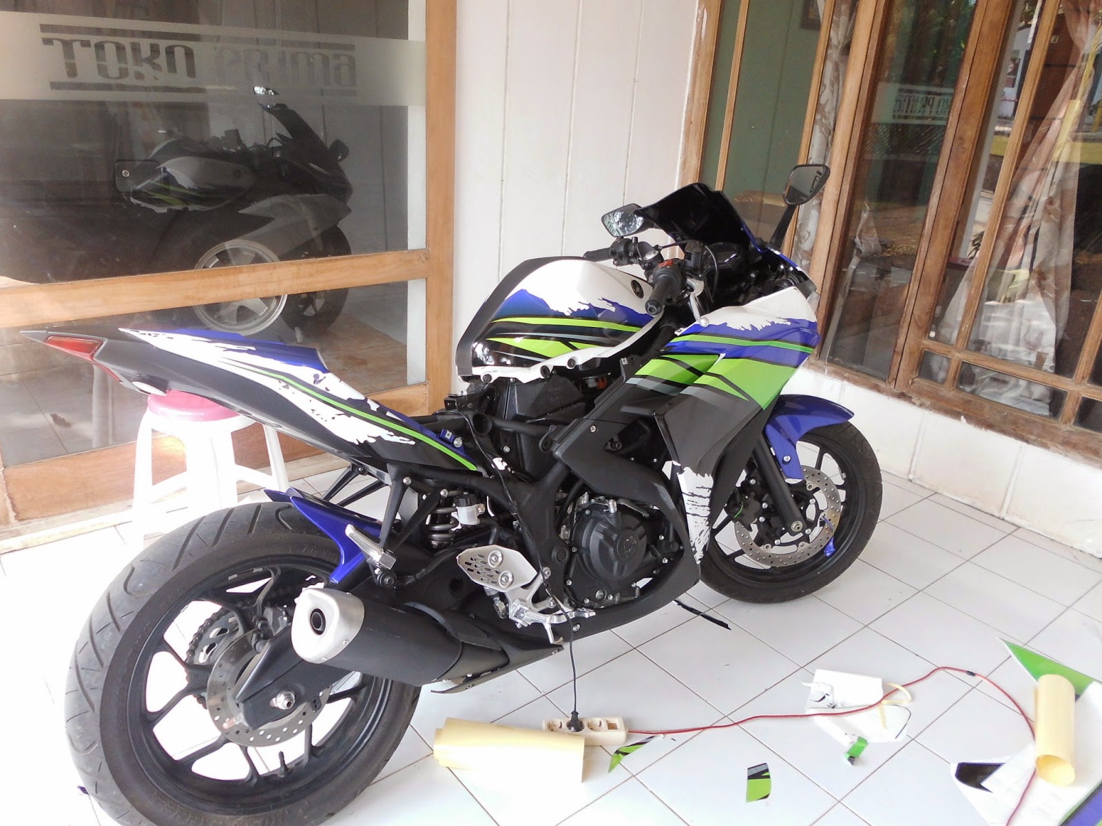 Modifikasi Custom Striping Motor Yamaha R25 Dengan Motif MotoGP By