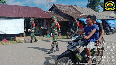 Babinsa Koramil 09/Sirombu Himbau Warga Patuhi Protokol Kesehatan di Tempat Keramaian