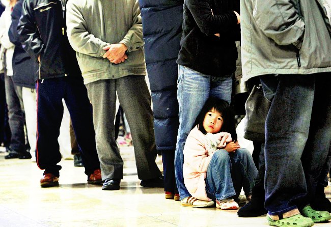 Niña esperando en Fukushima