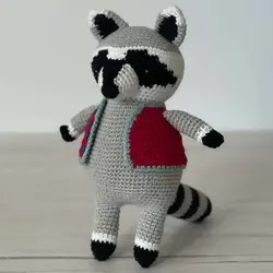 mapache amigurumi con chaleco