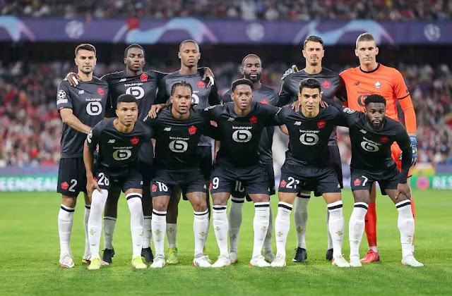 LILLE OLYMPIQUE SPORTING CLUB. Temporada 2021-22. Zeki Çelik, Timothy Weah, Tiago Djaló, Jonathan Ikoné, José Fonte, Ivo Grbić. Reinildo, Renato Sanches, Jonathan David, Benjamin André, Jonathan Bamba. SEVILLA F. C. 1 LILLE OLYMPIQUE SPORTING CLUB 2. Martes, 02/11/2021: 21:00 horas. Liga de Campeones de la UEFA, fase de grupos, Grupo G, jornada 4. Sevilla, estadio Ramón Sánchez Pizjuán: 29.369 espectadores. Árbitro: István Kovács, Rumanía; VAR: Marco Guida, Italia. Entrenadores: Sevilla: Julen Lopetegui; Lille: Jocelyn Gourvennec. Goles: 1-0: 15’, Lucas Ocampos. 1-1: 43’, David, de penalti. 1-2: 51’, Ikoné.