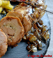 ARROLLADO DE POLLO RELLENO DE QUESO CREMOSO Y HIERBAS AROMÁTICAS