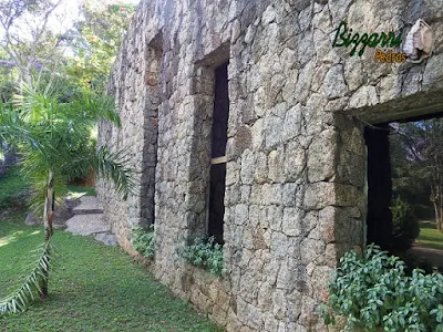 Parede de pedra com pedra rachão, um tipo de pedra rústica sendo uma pedra cortada a mão e sendo a sobra de pedra quando está tirando a pedra paralelepípedo e a pedra folheta.