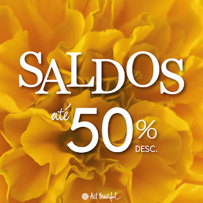 Banner quadrado com fundo floral amarelo, com a frase SALDOS até 50% desc. Abaixo o logotipo de Yves Rocher e ao lado o termo Act Beautiful