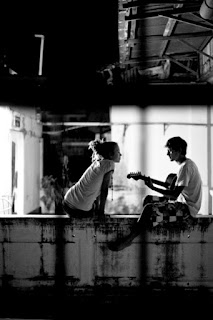 joven tocando guitarra