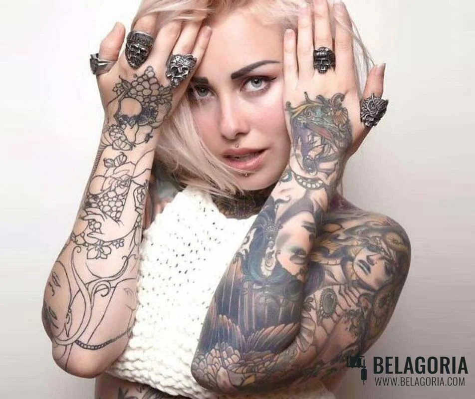 Mujer con tatuaje estilo neo vintage