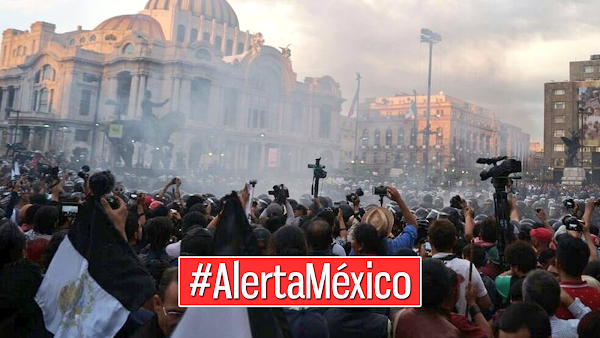 #AlertaMéxico - Granaderos Intimidan A Manifestantes Lanzando Gases Lacrimógenos.