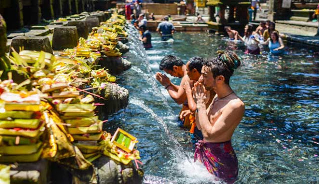  Anda cukup duduk di resort pilihan Anda dengan pantai yang indah PURA TIRTA EMPUL : MENCARI KETENANGAN JIWA DI PULAU BALI