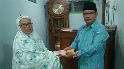 Anggota DPRD Kota Padang Buya Zulhardi Serahkan Bantuan Rp10 Juta untuk MTI Musholla Nurul Hidayah