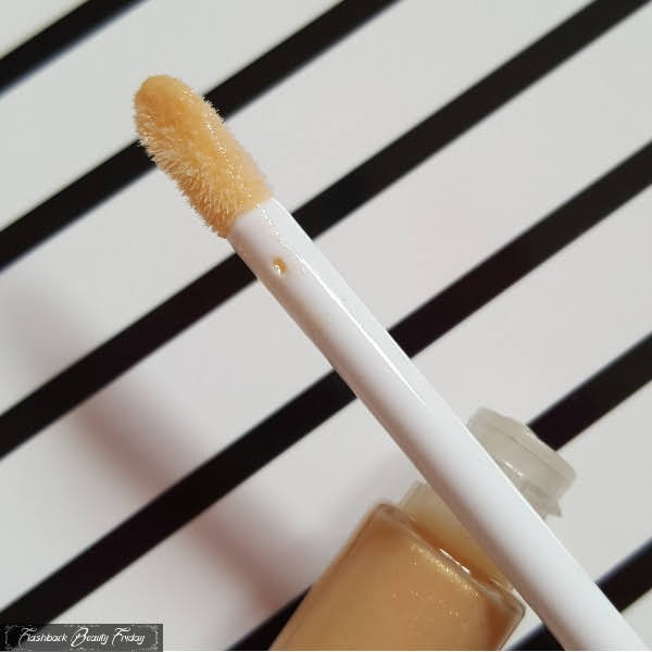 close up of slanted doe-foot sponge applicator for lipgloss