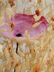 Matrimonio ecologico: centrotavola di fiori di carta, spighe in stile country