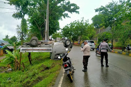 Mobil Daihatsu Grand Max Hilang Kendali dan Terbalik di Jalan Raya Sentani - Waena