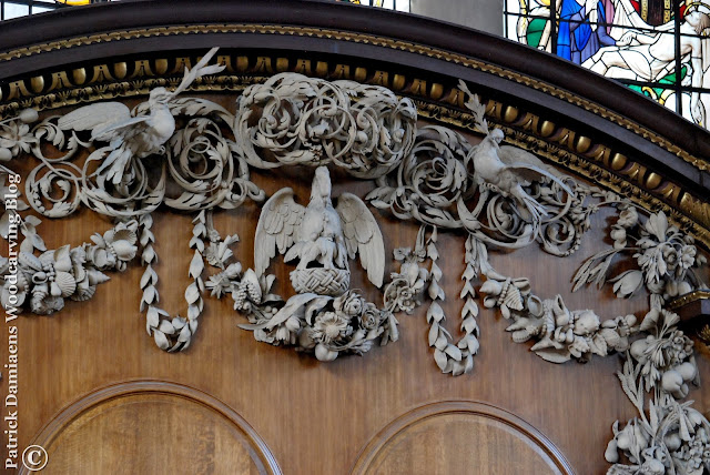 Grinling Gibbons houtsnijwerk in St James's kerk Piccadilly in London |  Hoog reliëf houtsnijwerk in lindehout.