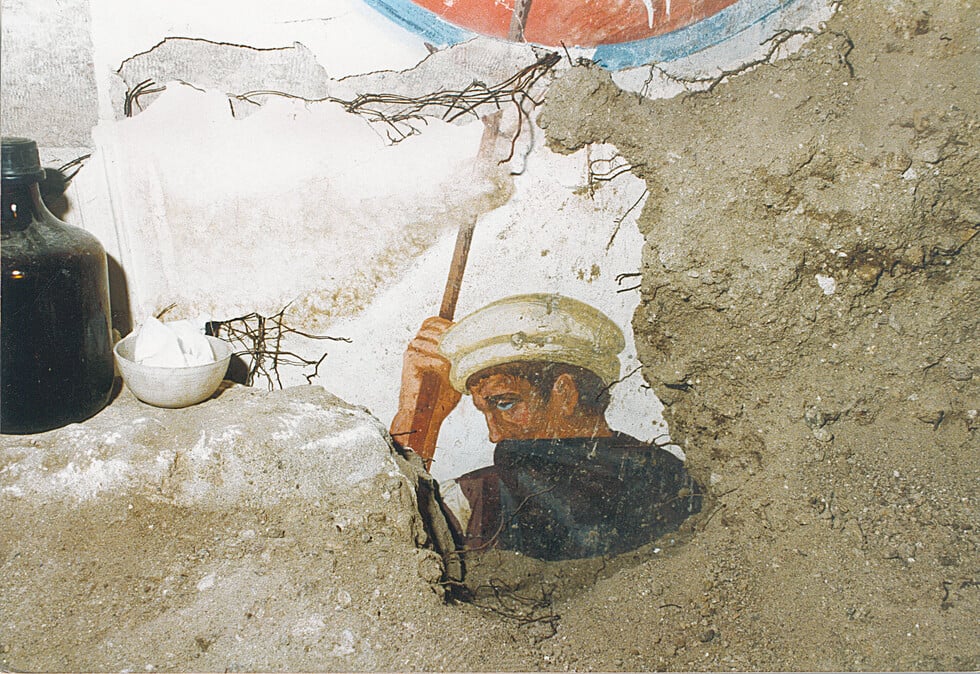 Άγιος Αθανάσιος, Μακεδονικός Τάφος ΙΙΙ, τέλη 4ου- αρχές 3ου αι. π.Χ. Ανδρική μορφή που αποκαλύπτεται στην πρόσοψη του τάφου κατά τη διάρκεια της ανασκαφής από την Μ. Τσιμπίδου-Αυλωνίτη, το 1994 © ΥΠΠΟ.