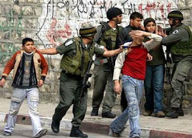 Crianças palestinas são presas por tropas israelenses