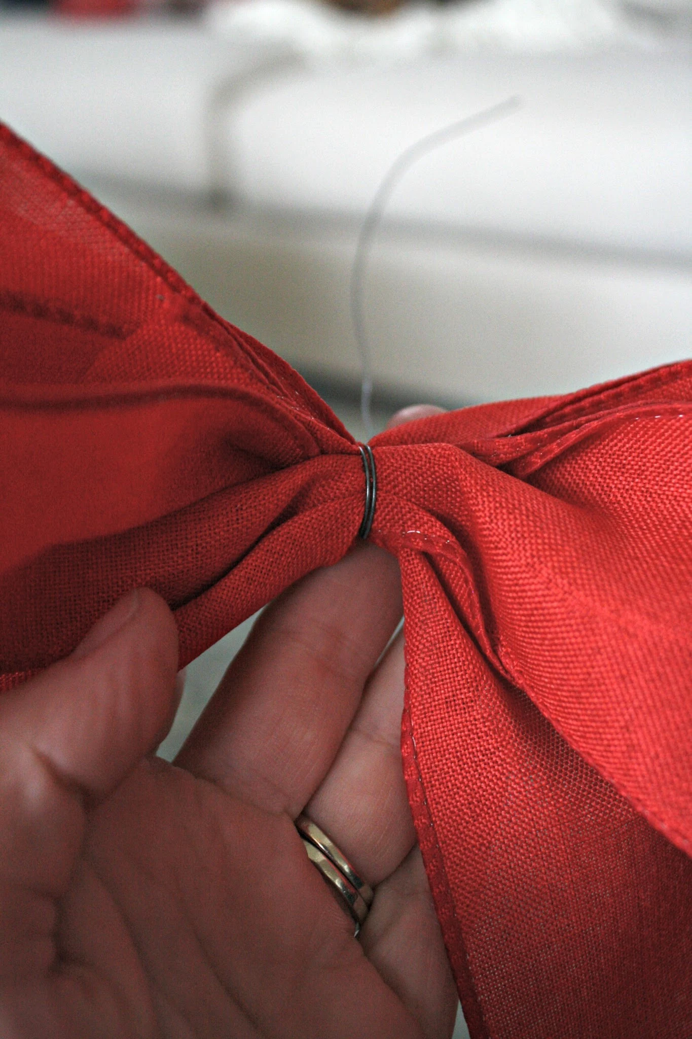 Make simple Christmas bows with wire