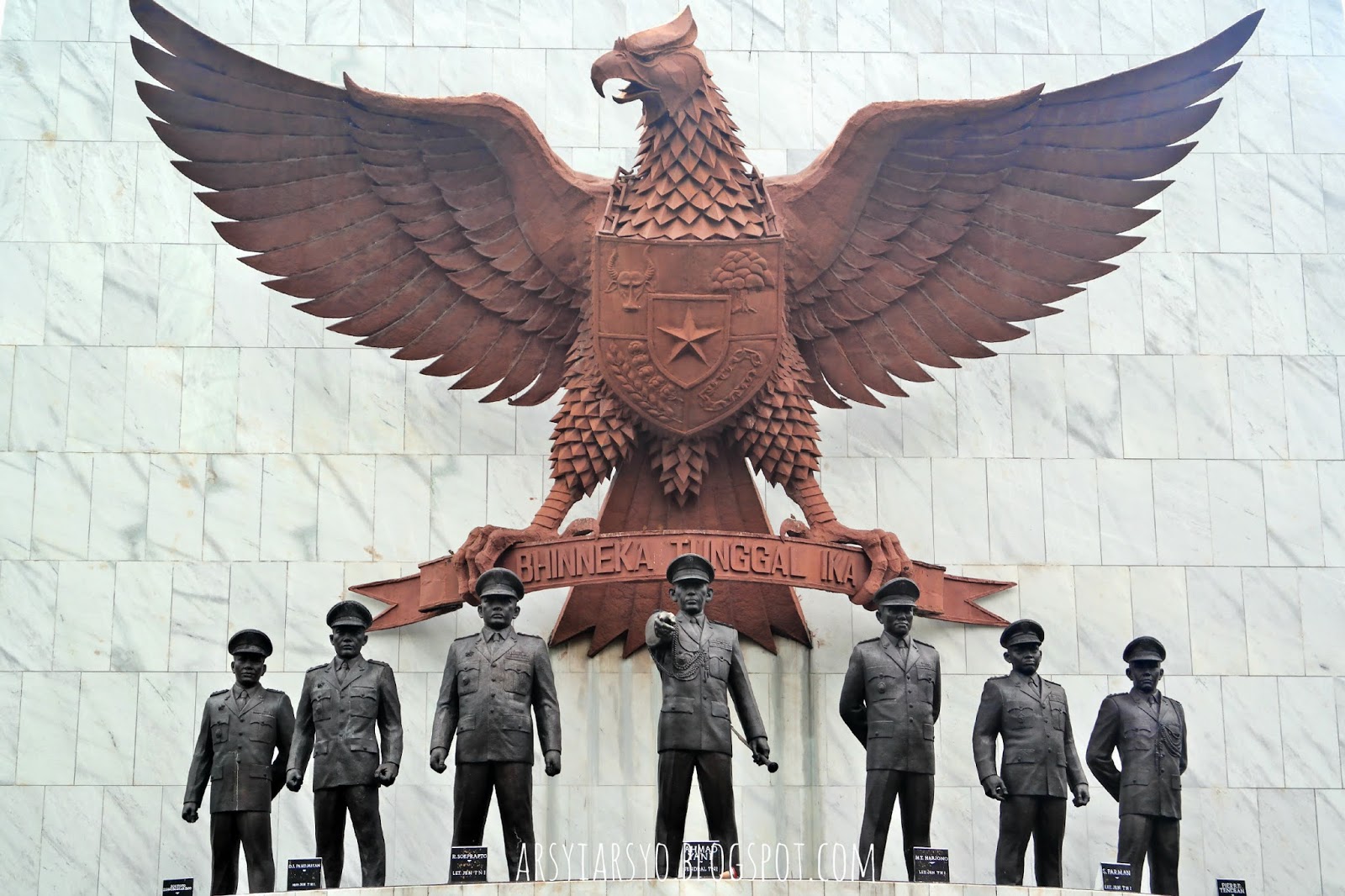 Ini Monumen monumen Pancasila  di Indonesia Lambang Negara 