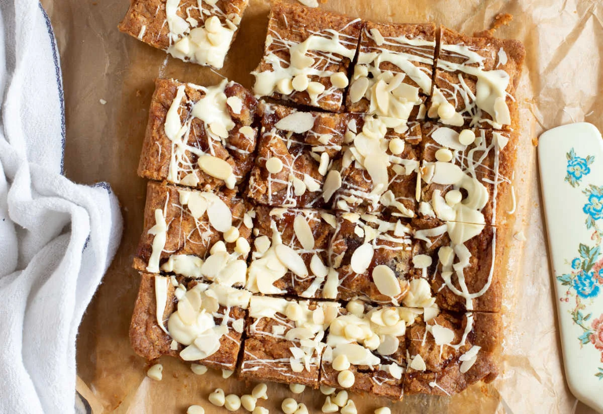 Cherry bakewell blondies